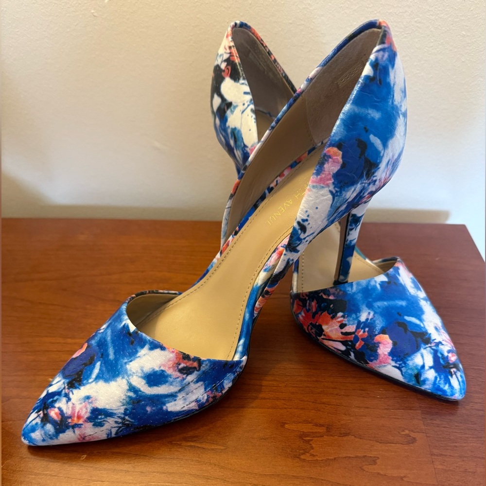 SAKS FIFTH•Floral point toe pump
